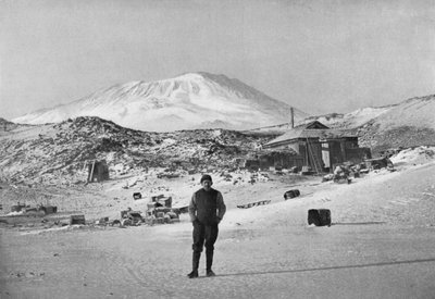 Explorador británico Ernest Shackleton en el campamento base de Cape Royds, Antártida, 1908 de Unbekannt