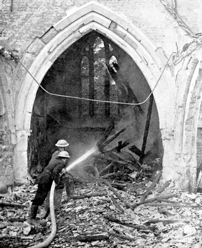 Bomberos británicos apagando una iglesia bombardeada, Segunda Guerra Mundial, junio de 1940 de Unbekannt