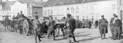 Artillería británica tirada por caballos en un pueblo belga, agosto de 1914 de Unbekannt