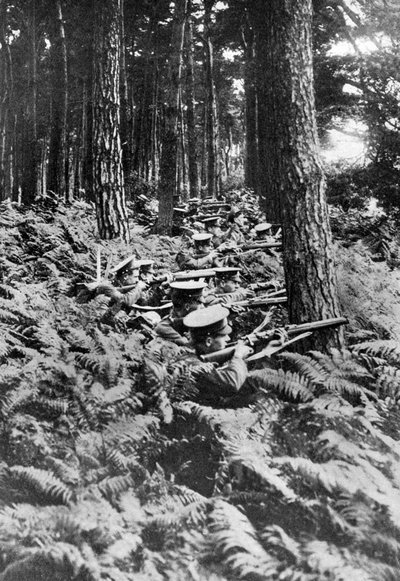 Infantería británica en un bosque, Primera Guerra Mundial, 1914-1918, c1920 de Unbekannt