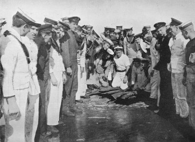Marineros británicos alrededor de un agujero en la cubierta de su barco, 1915 de Unbekannt