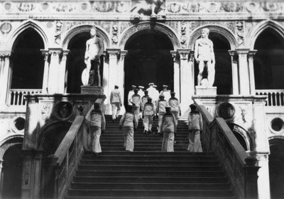 Marineros británicos visitando el Palacio Ducal, Venecia, Italia, 1938 de Unbekannt