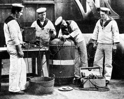 Marineros británicos cableando una mina, Primera Guerra Mundial, 1914 de Unbekannt