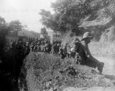 Soldados británicos descansando en una marcha, entre Kalsi y Chakrata, India, 1917 de Unbekannt