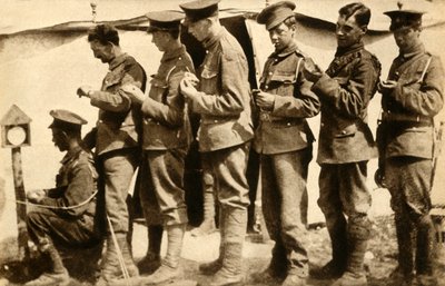 Soldados británicos sincronizando sus relojes en la línea del frente, Primera Guerra Mundial de Unbekannt