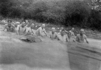 Soldados británicos lavándose en un arroyo de montaña, Kalsi, India, 1917 de Unbekannt