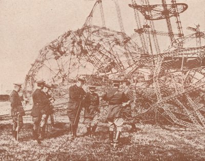 Oficiales del estado mayor británico examinando los restos de un Zeppelin derribado en Inglaterra, c1917 1919 de Unbekannt
