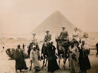 Turistas británicos sentados en camellos frente a la Gran Pirámide, Giza, Egipto, 1936 de Unbekannt