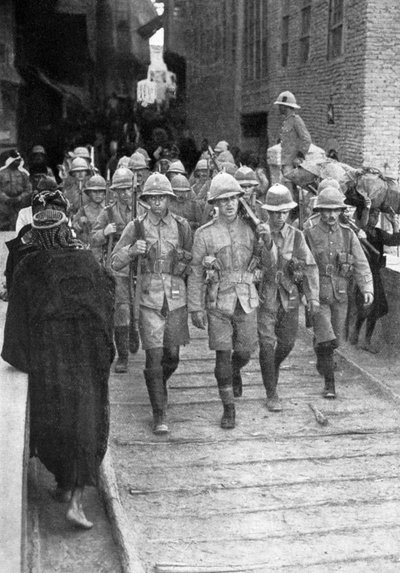 Tropas británicas en camino a Bagdad, Primera Guerra Mundial, 1917, c. 1920 de Unbekannt