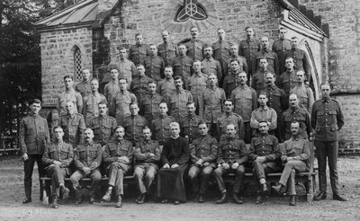 Tropas británicas fuera de la iglesia de la guarnición, Chakrata, 1917 de Unbekannt