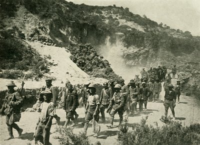 Tropas británicas con prisioneros turcos, Primera Guerra Mundial, 1915, c1920 de Unbekannt
