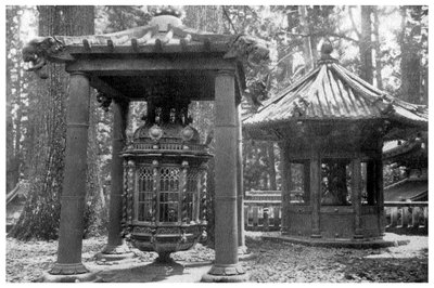 Linterna de bronce de Corea y candelabro de Holanda, Japón, 1904 de Unbekannt