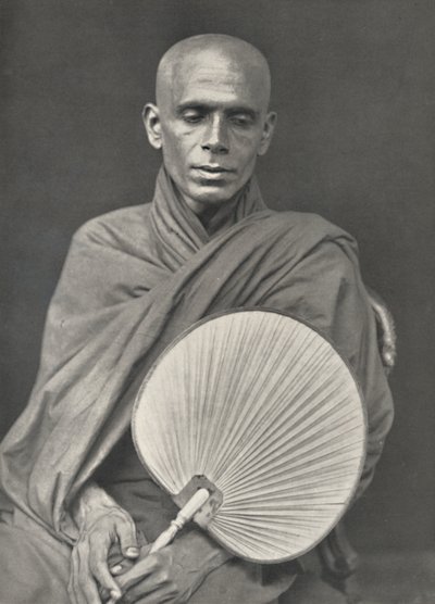 Monje Budista de la Secta de Birmania con Abanico de Hoja de Palma, 1926 de Unbekannt