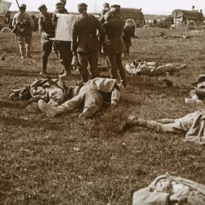 Enterrando cuerpos, Sainte-Marie-à-Py, norte de Francia, c1914-c1918 de Unbekannt
