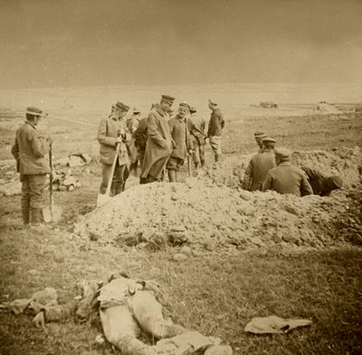 Enterrando cuerpos, Sainte-Marie-à-Py, norte de Francia, c1914-c1918 de Unbekannt