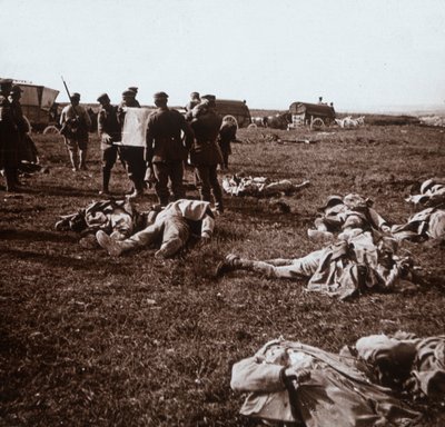 Enterrando cuerpos, Sainte-Marie-à-Py, norte de Francia, c. 1914-c. 1918 de Unbekannt