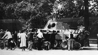 Espectadores examinando un tanque abandonado en la Rue de Medicis, liberación de París, agosto de 1944 de Unbekannt