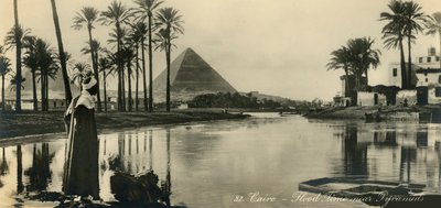 El Cairo - Tiempo de Inundación cerca de las Pirámides, c1918-c1939 de Unbekannt