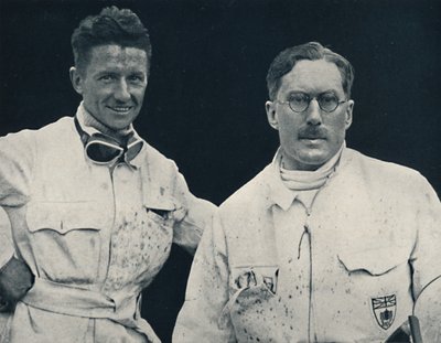 Capitán G. E. T. Eyston y asistente de Unbekannt