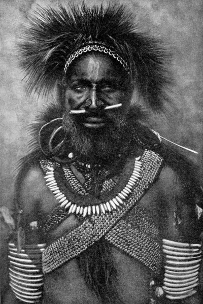 Capitán de una compañía de hombres caníbales luchadores, Nueva Guinea, 1922 de Unbekannt