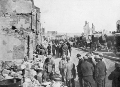 Prisioneros alemanes cautivos removiendo escombros de las calles de Clermont-en-Argonne, Francia, 1914 de Unbekannt