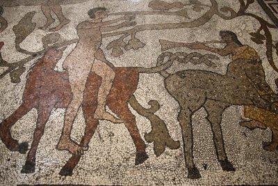 Mosaico en la nave central del suelo del duomo de Otranto: jinetes, Otranto, Italia de Unbekannt