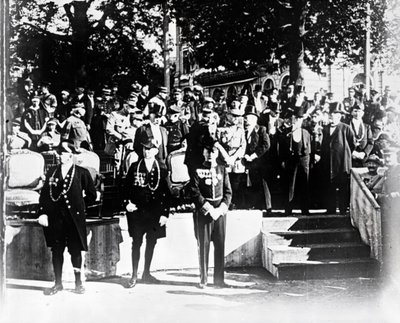 Ceremonia con dignatarios y funcionarios, c1914-c1918 de Unbekannt
