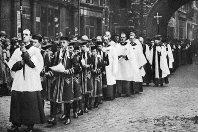 Niños del coro de la Capilla Real en procesión, Clerkenwell, Londres, 1926-1927 de Unbekannt