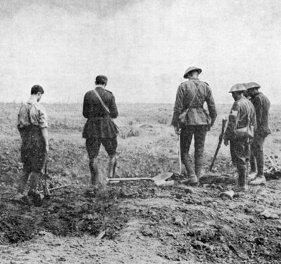Capellán conduciendo servicio fúnebre en el campo mientras el grupo funerario rinde sus respetos, c1916 de Unbekannt