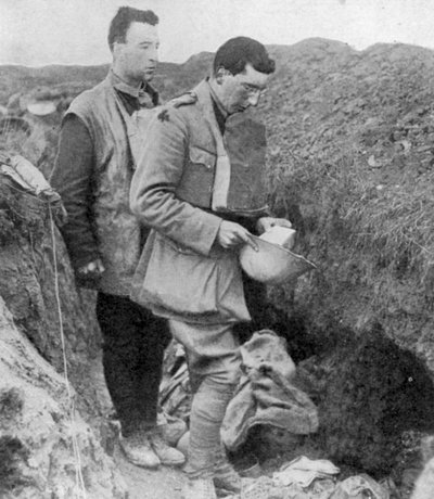 Capellán del 1er Munsters rezando una oración de entierro sobre soldados muertos en su trinchera, 1918 de Unbekannt