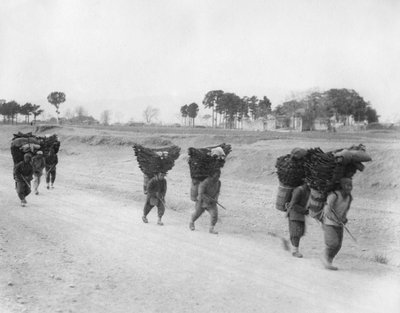 Portadores de carbón en el camino a Pekín, China de Unbekannt