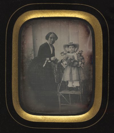 Niño de pie en una silla sosteniendo flores, con madre, c. 1855 de Unbekannt
