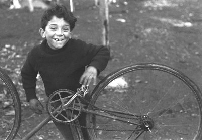 Niño arreglando una bicicleta, Borghetto Nomentano, Roma, Italia de Unbekannt