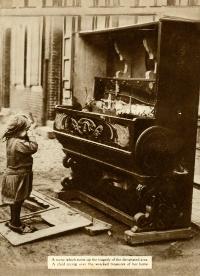 Niña con piano dañado tras un bombardeo aéreo que la dejó sin hogar, Primera Guerra Mundial de Unbekannt