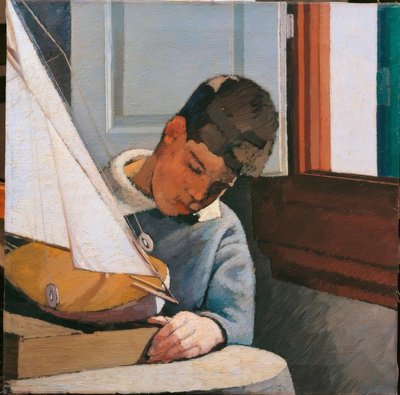 Niño pequeño hijo del pintor sentado en una mesa jugando con un barco de Unbekannt