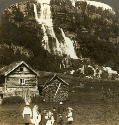 Niños jugando en un campo de agricultores con la cascada en terrazas Tvinde, Vossevangen, Noruega, c. 1905 de Unbekannt