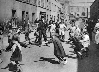 Niños bailando en la calle, Londres de Unbekannt
