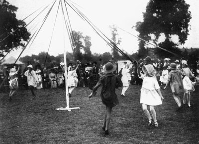 Niños bailando alrededor de un palo de mayo, 1926 de Unbekannt