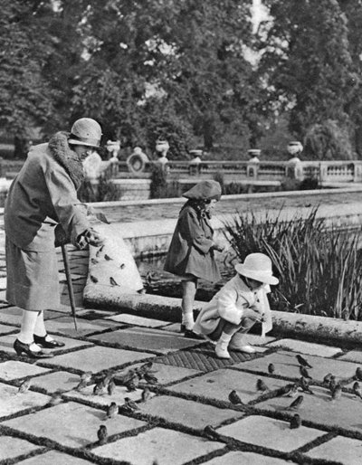 Niños alimentando a los gorriones en Hyde Park, Londres, 1926-1927 de Unbekannt