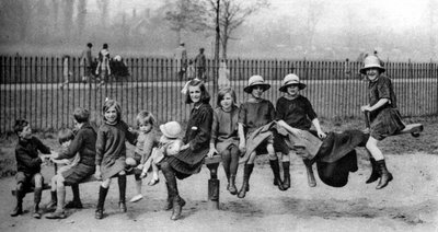 Niños en un parque, Londres, 1926-1927 de Unbekannt