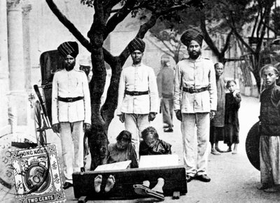 Niños en los cepos, Hong Kong, 1908 de Unbekannt