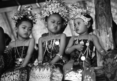 Niños con trajes tradicionales (foto en blanco y negro) de Unbekannt