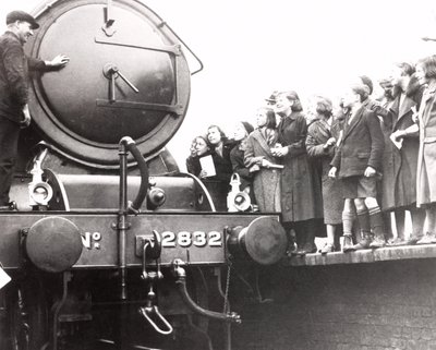 Niños mirando una locomotora de vapor, 3 de marzo de 1936 de Unbekannt