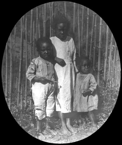 Niños cerca de Petrópolis, Brasil, finales del siglo XIX o principios del XX de Unbekannt