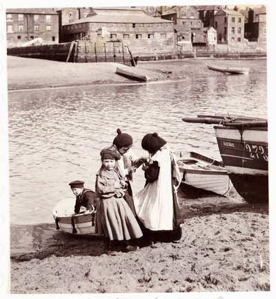 Niños jugando en la orilla, puerto de Whitby de Unbekannt
