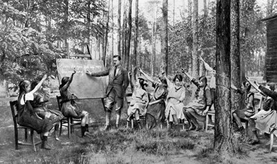 Niños tomando lecciones de inglés en el Bosque de Charlottenburg, Berlín, Alemania, 1922 de Unbekannt