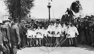 Niños del coro de St Clement Danes marcando los límites con varas largas, Londres, 1926-1927 de Unbekannt