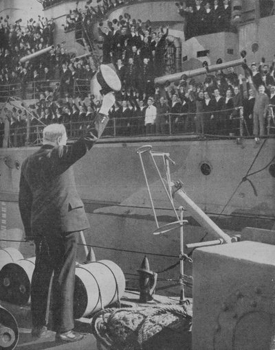 Churchill responde a los vítores de la tripulación del HMS Prince of Wales de Unbekannt