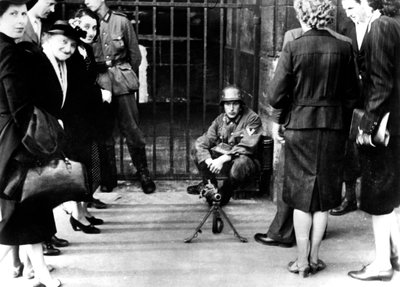 Civiles frente a un puesto de guardia alemán con una ametralladora, París, junio 1940 de Unbekannt