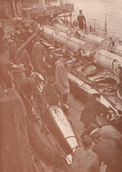 Limpieza y ajuste de torpedos, c. 1917-1919 de Unbekannt